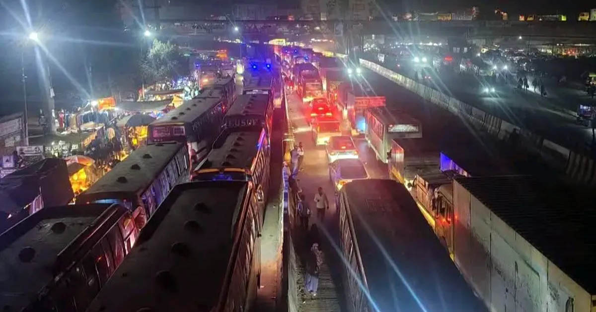 চন্দ্রায় ঘরমুখো মানুষের ঢল, ১২ কিলোমিটার জুড়ে তীব্র যানজট