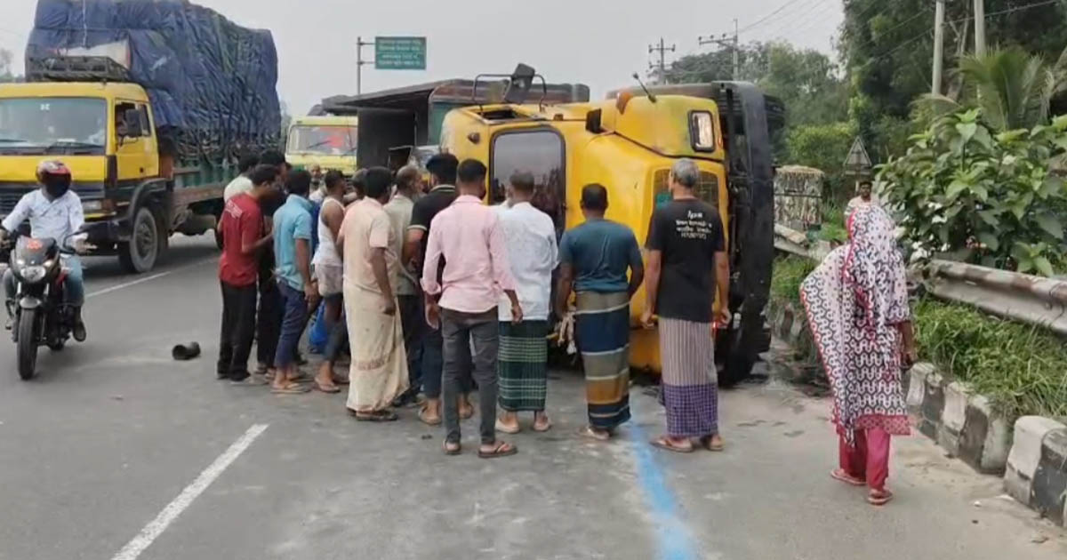 টাঙ্গাইলে মহাসড়কে ট্রাক উল্টে চালকের মৃত্যু