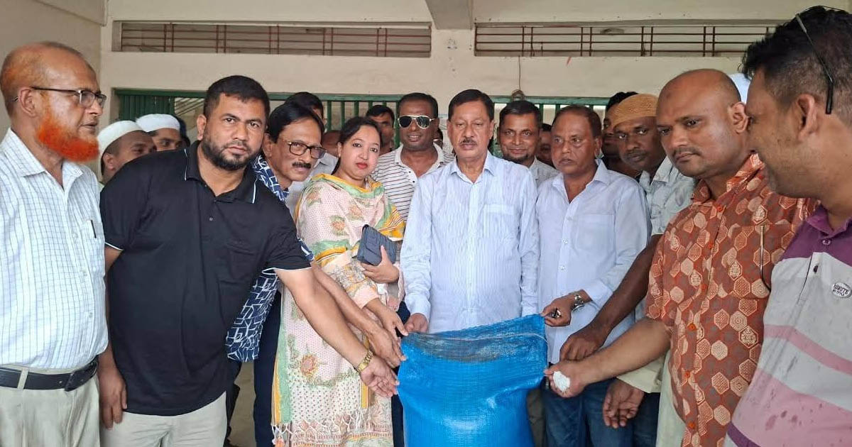 কটিয়াদীতে দুর্যোগে ক্ষতিগ্রস্তদের মাঝে চাল ও নগদ অর্থ বিতরণ