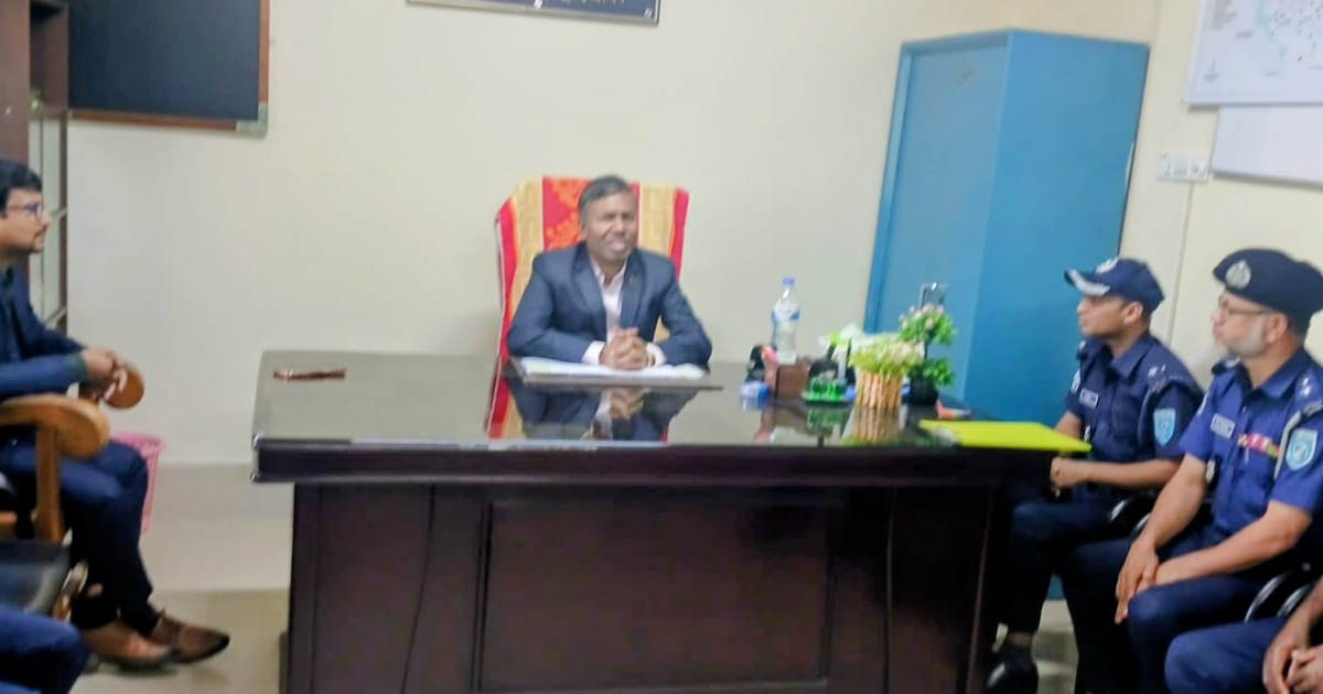 রাজারহাট ও ফুলবাড়ী থানা পরিদর্শনে ট্রাইব্যুনালের বিচারক