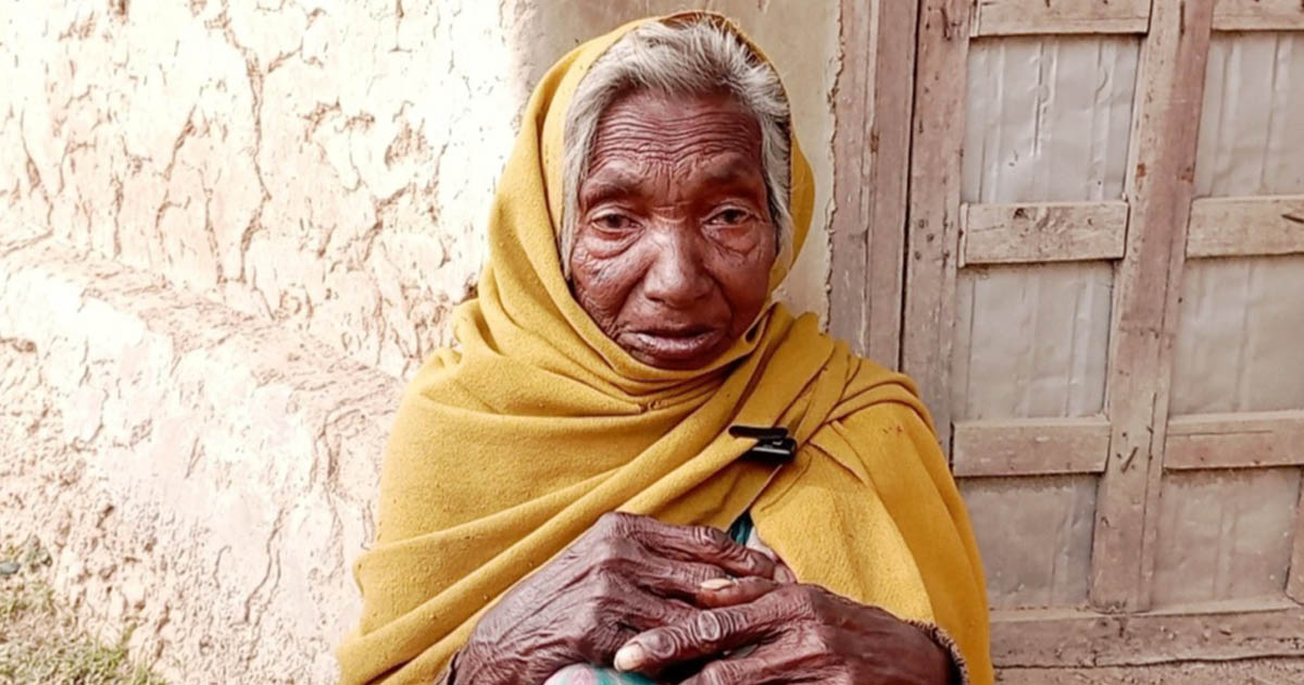 সন্তানদের জন্য বোঝা এখন বৃদ্ধা মা