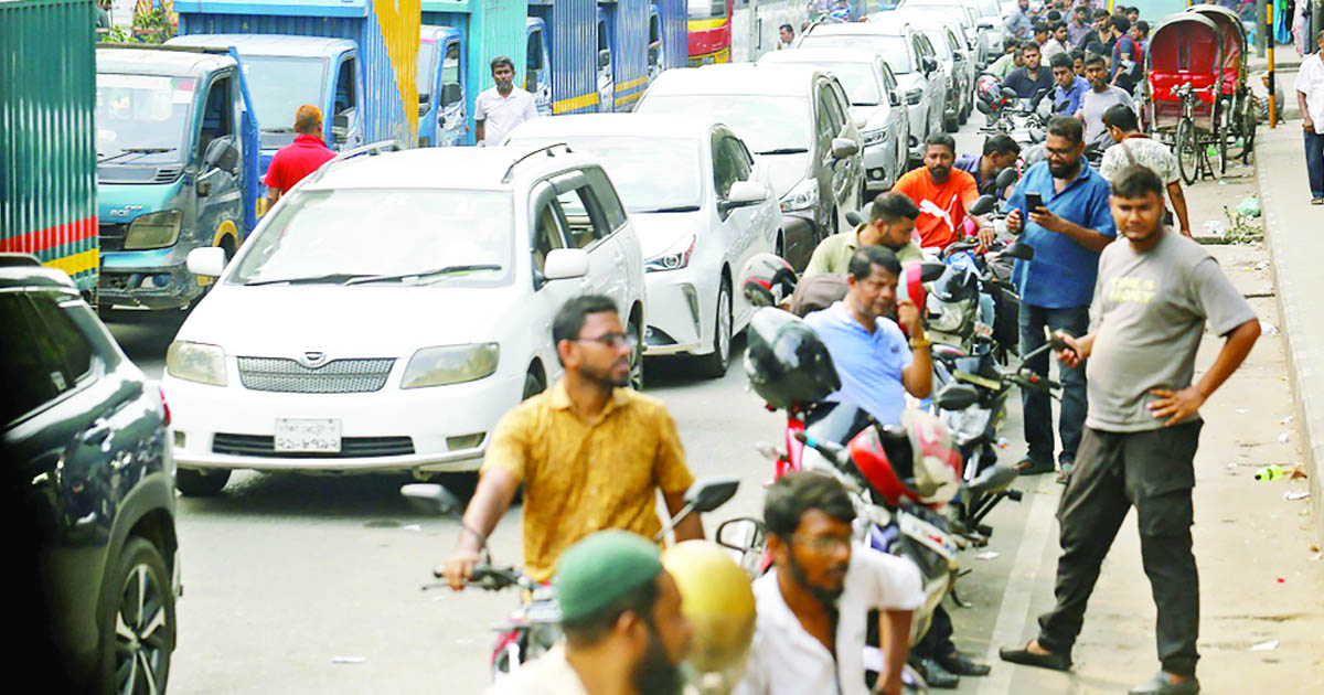 সরবরাহ বৃদ্ধিতেও কাটছে না ভোগান্তি