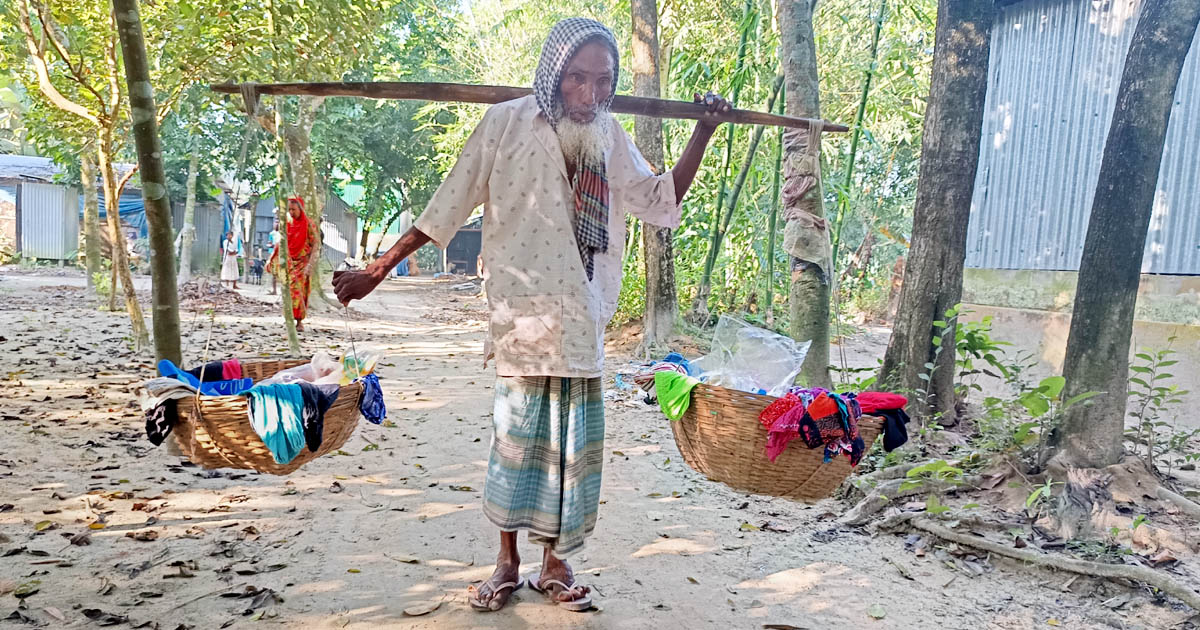 অভাবকে সঙ্গী করে ৮৮ বছরের ফেরিওয়ালা, থেমে নেই তাঁর পথচলা