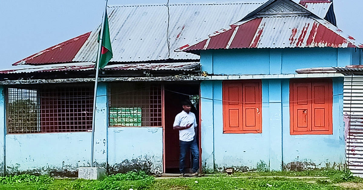দালালদের সুযোগ না দেয়ায় ভূমি কর্মকর্তাকে ঘিরে বানোয়াট অভিযোগ