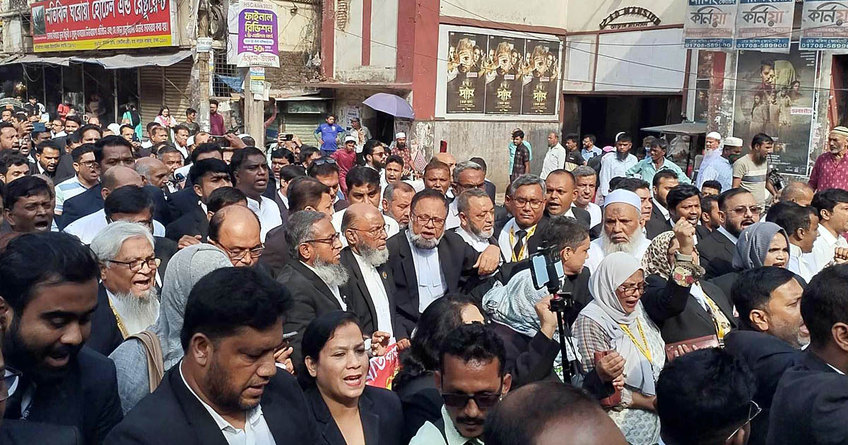 আসামিপক্ষের আইনজীবীকে বের করে উত্তেজনা