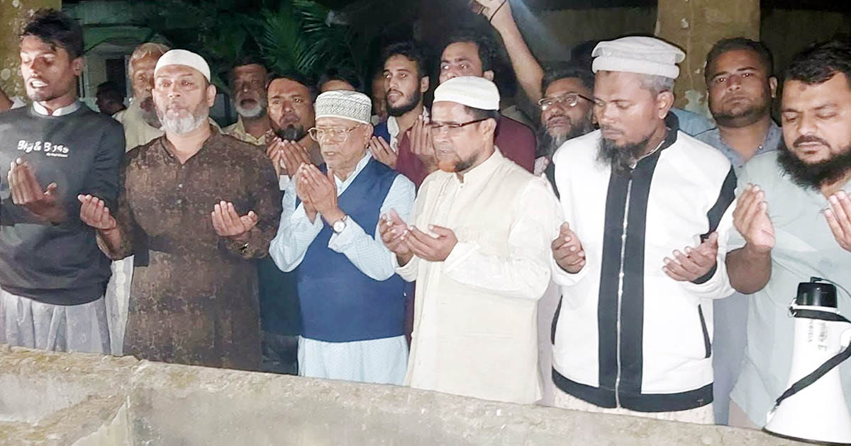 জামায়াতের সাবেক আমিরের কবর জিয়ারত করলেন মিন্টু