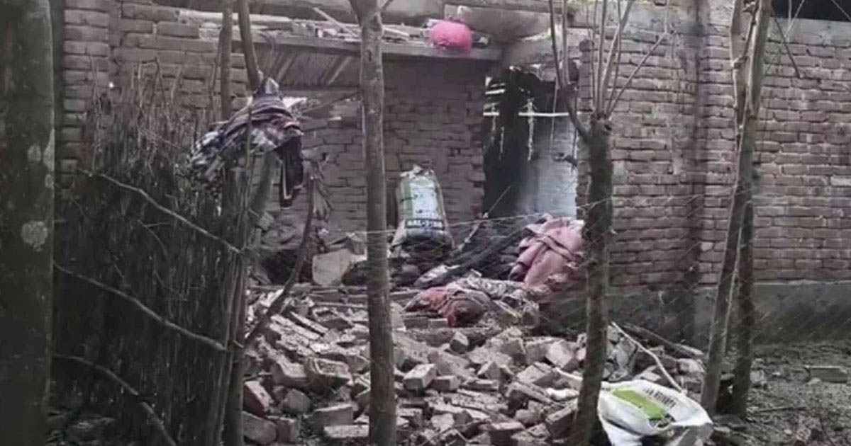 চাঁপাইনবাবগঞ্জে ভোরের স্তব্ধতা ভেঙে ককটেল বিস্ফোরণ: ছিন্নভিন্ন ২ দেহ, আশঙ্কাজনক অবস্থায় ৩ জন