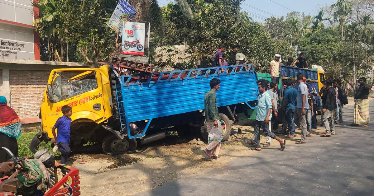 পাবনার আটঘরিয়ায় নিয়ন্ত্রণ হারিয়ে গাছের সাথে ট্রাকের ধাক্কা, চালক নিহত