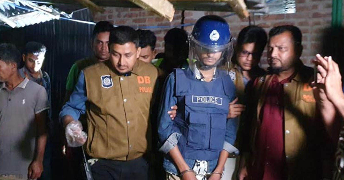 নাটোরে বাবাকে কুপিয়ে হত্যা, অভিযুক্ত ছেলে সিয়াম গ্রেপ্তার