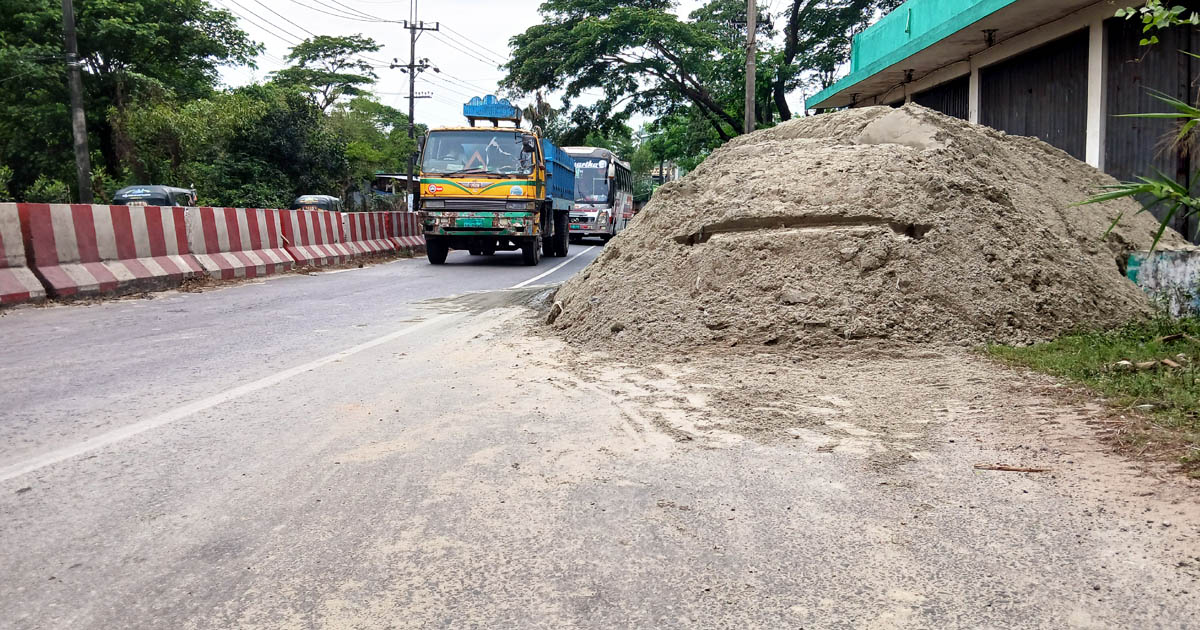 হাটহাজারীতে মহাসড়কে বালির পাহাড়, দুর্ঘটনার ঝুঁকিতে যানবাহন
