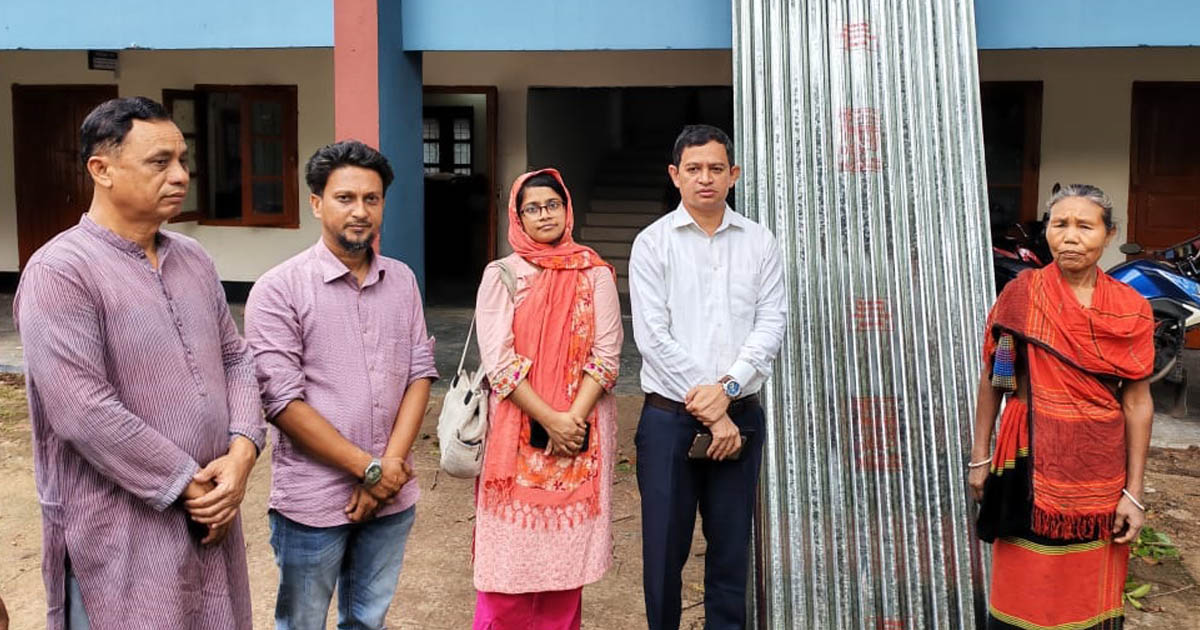 মাটিরাঙ্গায় কালবৈশাখী ঝড়ে ক্ষতিগ্রস্তদের মাঝে ঢেউটিন বিতরণ