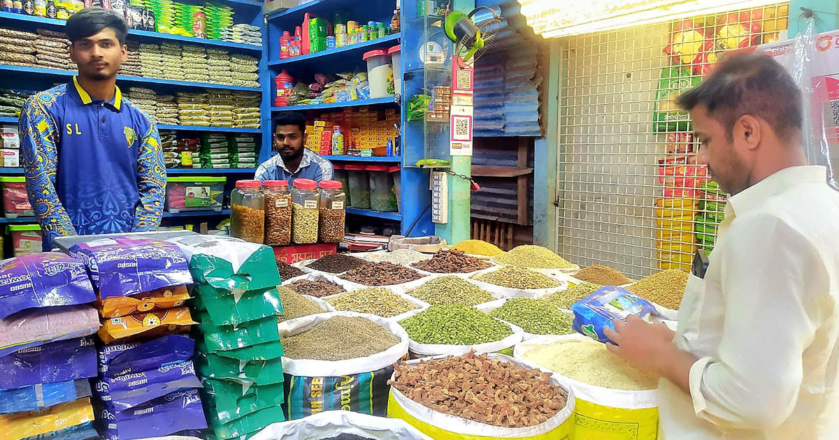 ঈদুল আজহা উপলক্ষে হিলি বাজারে মসলার জমজমাট বেচাকেনা, কমেছে দাম