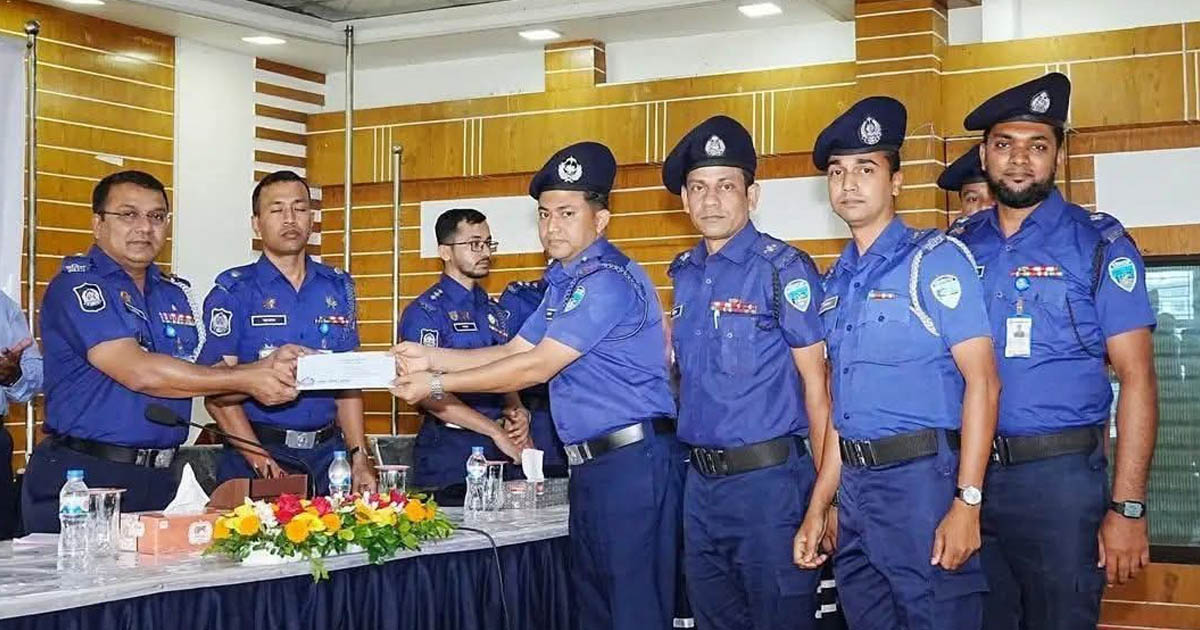 কুমিল্লায় শ্রেষ্ঠ মাদক উদ্ধারকারী পুরস্কার পেলেন ওসি ফারুক হোসেনসহ ৭ পুলিশ কর্মকর্তা