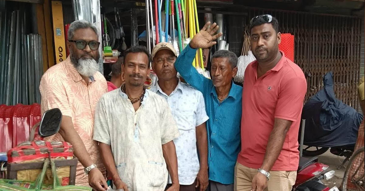 মাগুরায় এমপির সহোযগিতায় ঢেউটিন পেলেন প্রদিপ 