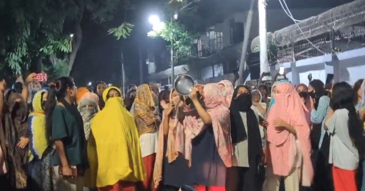 মধ্যরাতে উত্তাল ইডেন কলেজ, গেটের তালা ভাঙচুর