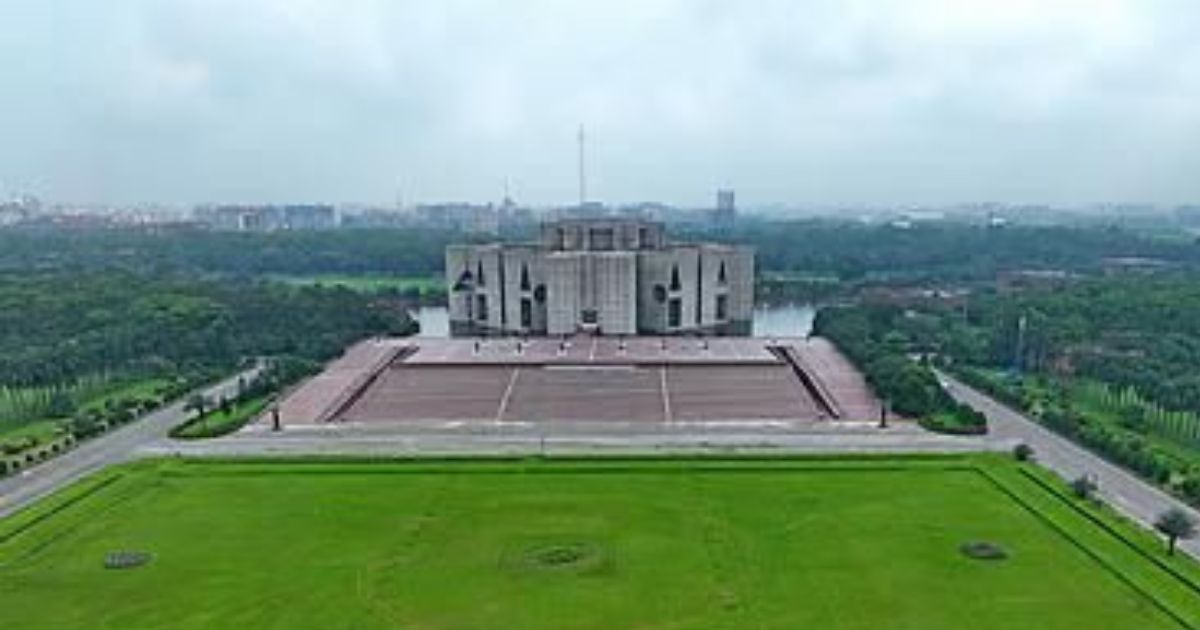 গণতন্ত্রের নতুন মহাকাব্য: বঙ্গভবন ছেড়ে সংসদ প্রাঙ্গণে শপথের প্রস্তুতি