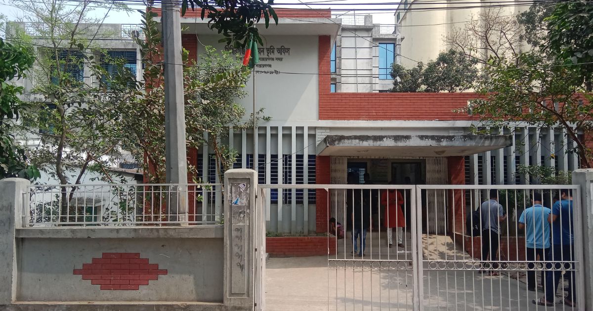 নির্ধারিত সময়ে অফিসে না আসায় ভূমি অফিসের ৩ কর্মকর্তা বদলি