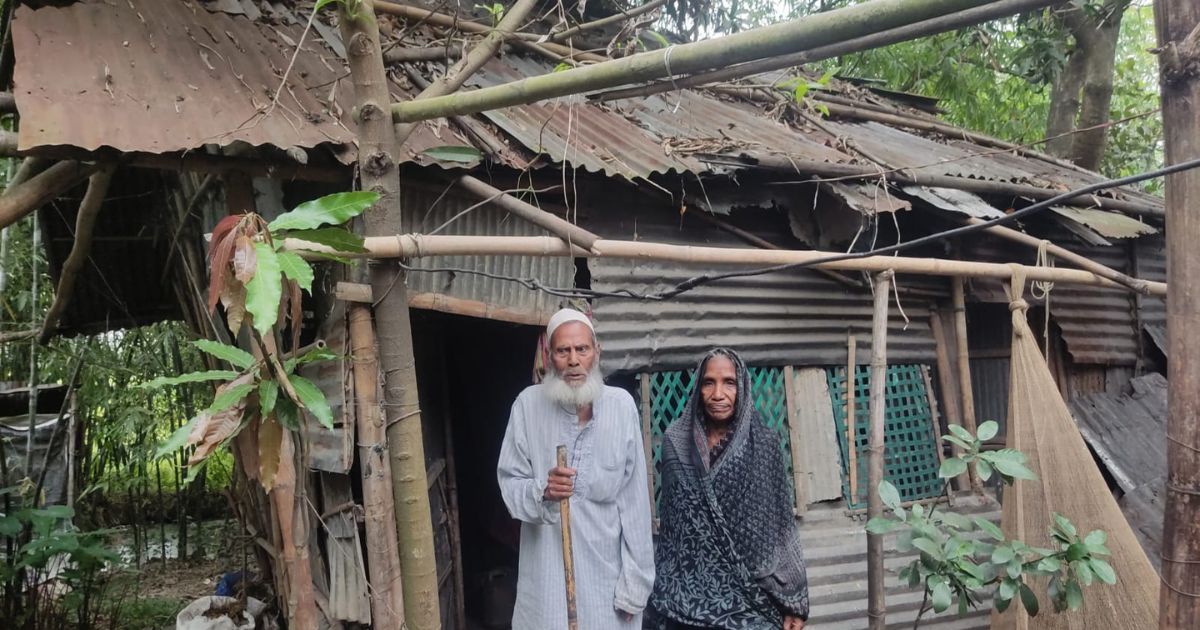 ​ভাঙা ঘরে বসবাস, দু’মুঠো খাবারের  নিশ্চয়তা নেই হাফিজুর দম্পতির