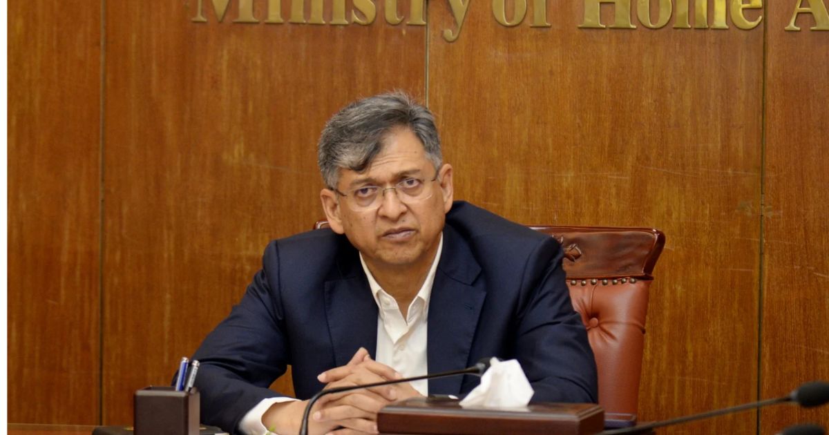 পুলিশের শার্ট থাকবে আগের মতই, প্যান্টের রঙ হবে খাকি