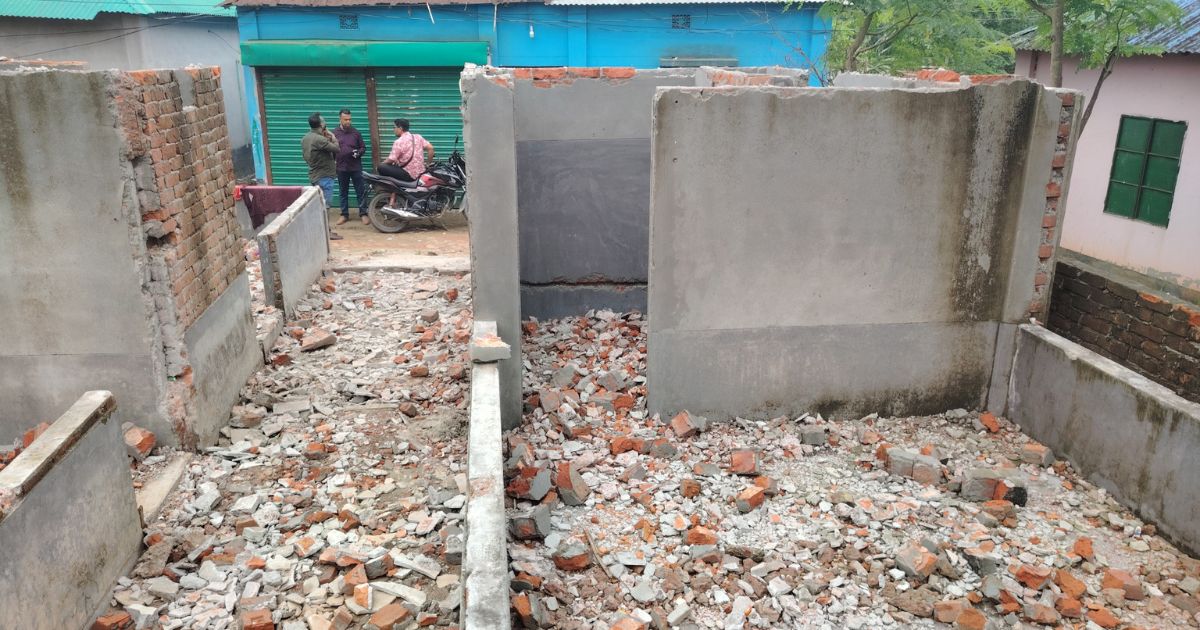 শ্রীপুরে প্রবাসীর বসতঘর ভাঙচুর, টিনের চাল খুলে নেওয়ার অভিযোগ