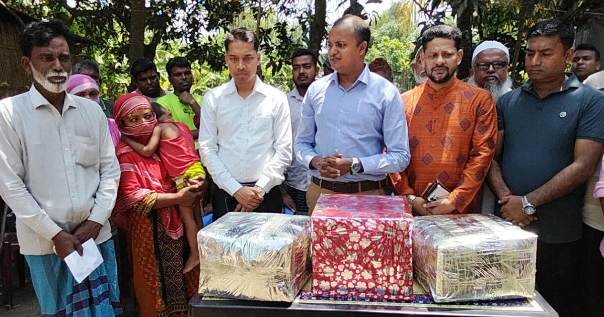 নগরকান্দায় নিহত ট্রাকচালকের বাড়িতে প্রধানমন্ত্রীর উপহার নিয়ে বোয়ালমারীর ইউএনও