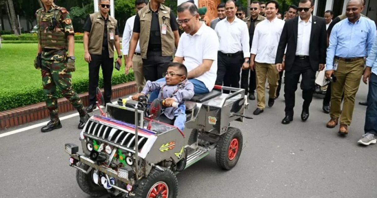 ওয়াকিমুলের তৈরি স্মার্ট কারে চড়ে উৎসাহ দিলেন প্রধানমন্ত্রী