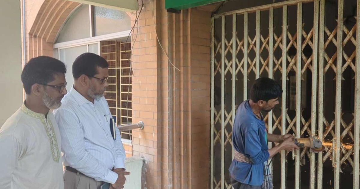 শাটডাউন উপেক্ষা করে তালা কেটে ভবনে ঢুকলেন ববি উপাচার্য