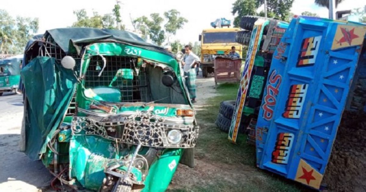 মধ্যরাতে ভয়াবহ সড়ক দুর্ঘটনায় প্রাণ গেল ৩ জনের
