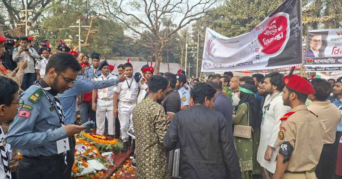 ভাষা শহীদদের শ্রদ্ধা জানাতে কেন্দ্রীয় শহীদ মিনারে মানুষের ঢল