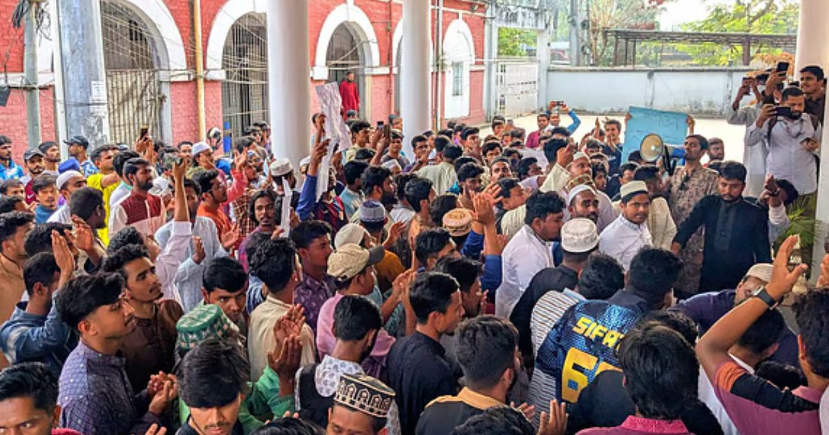 ময়মনসিংহে ‘কিশোর গ্যাং’ আতঙ্ক ও একটি স্বপ্নের অপমৃত্যু
