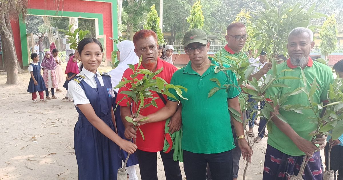 পঞ্চগড়ে ৬ শতাধিক শিক্ষার্থী পেল বিভিন্ন প্রজাতির ফলজ গাছের চারা