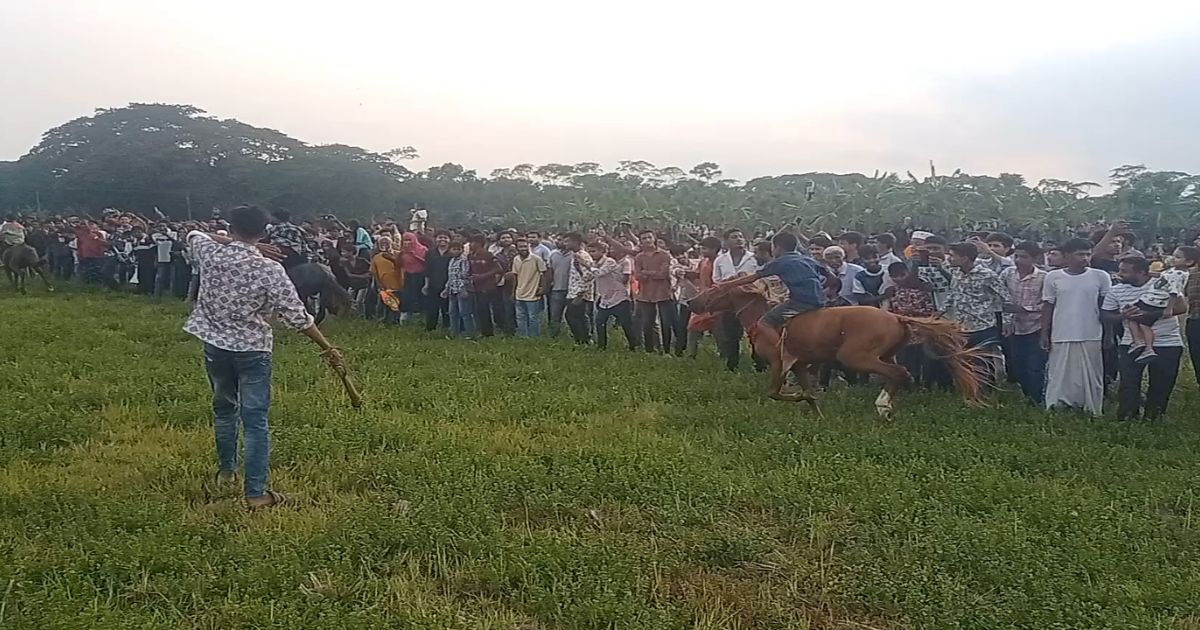 বরিশালে বৈশাখী মেলায় ঐতিহ্যবাহী ঘোড়দৌড়, হাজারো মানুষের ঢল