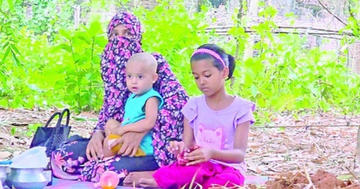 স্বামীর কবরের পাশে দুই সন্তান নিয়ে আশ্রয়ের খোঁজে সোনিয়া