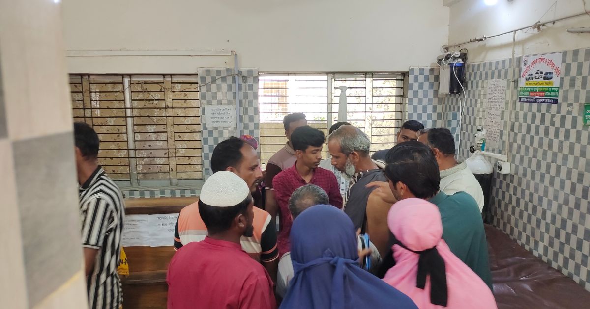 গভীর সমুদ্রে মাছ ধরতে গিয়ে ডাকাতের হামলায় ২ জেলে গুলিবিদ্ধ