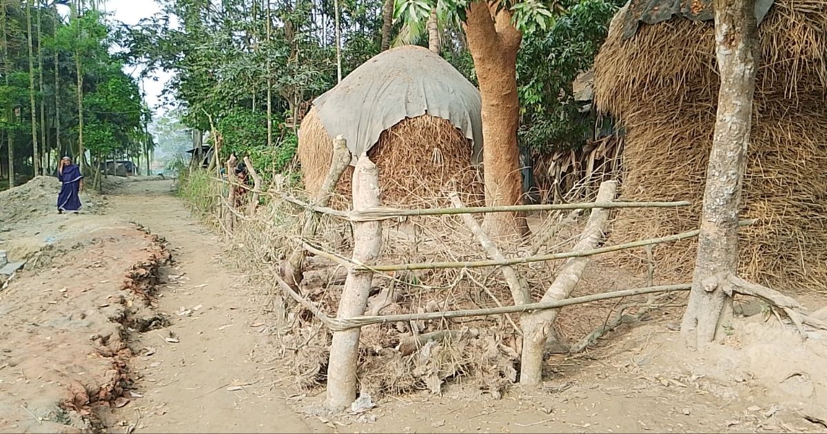 পূর্বধলায় সড়কে বেড়া দিয়ে নির্মাণে বাধা, ভোগান্তিতে ৭ গ্রামের মানুষ