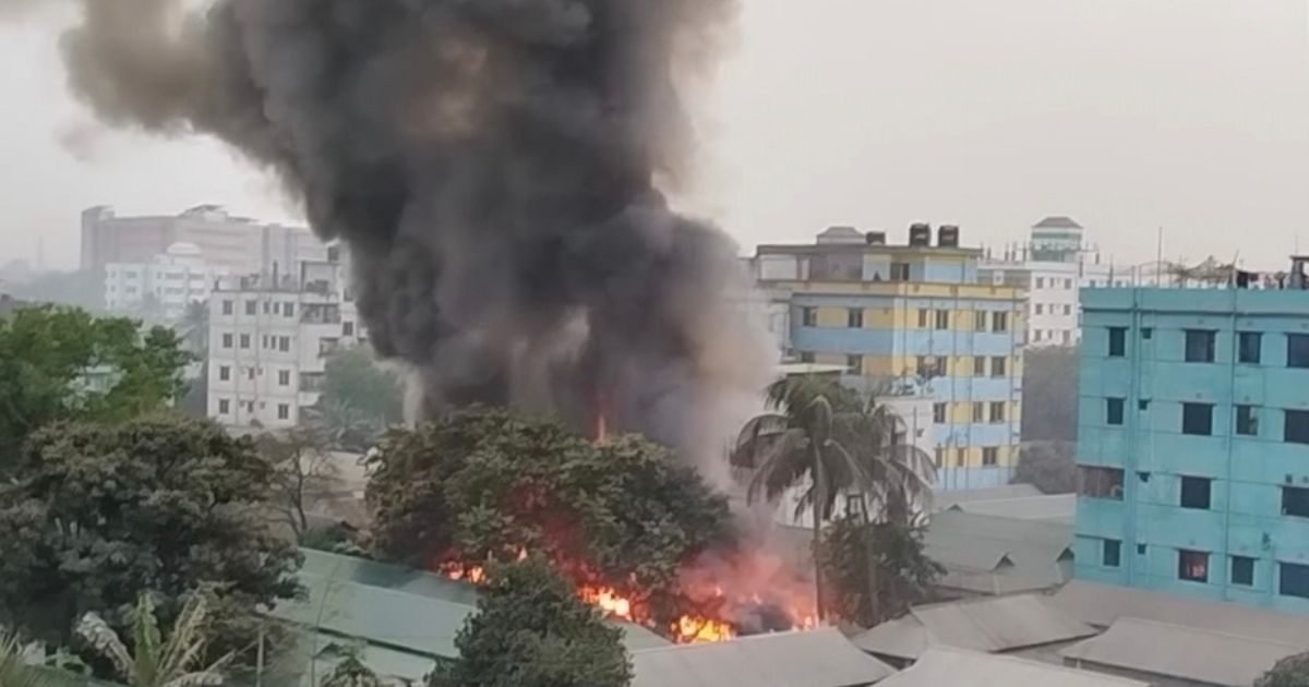 কালিয়াকৈরে বসতবাড়িতে আগুন, কলোনির ১০টি রুম পুড়ে ছাই