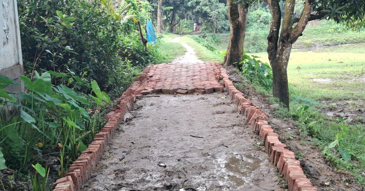 প্রভাবশালীর বাধায় বন্ধ রাস্তার উন্নয়ন কাজ, বিপাকে এলাকাবাসী