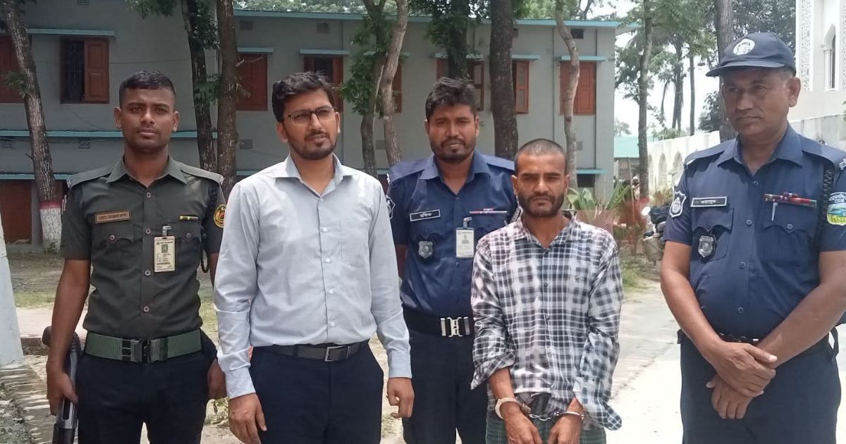 মাদকাসক্ত ছেলেকে প্রশাসনের হাতে তুলে দিলেন মা