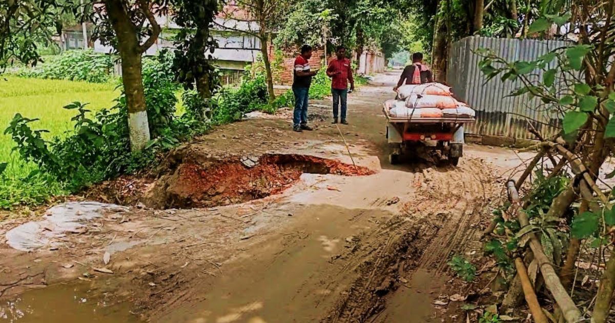 সরিষাবাড়ীতে ভারী বর্ষণে সড়ক ভেঙে যাতায়াতে চরম দুর্ভোগ
