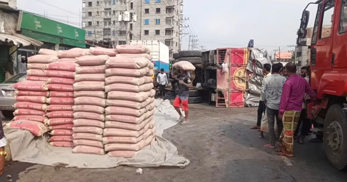 ঢাকা-টাঙ্গাইল মহাসড়কে ট্রাক উল্টে ৪ ঘণ্টা যানজট