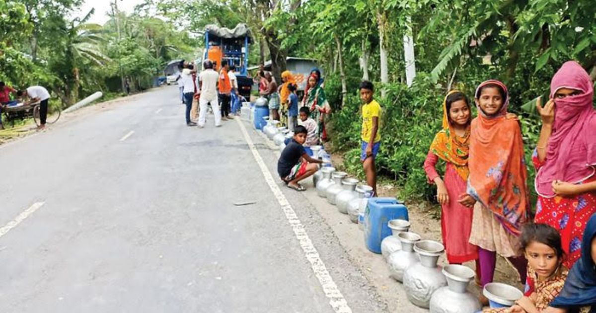 এক টিউবওয়েলেই ভরসা পাঁচ গ্রামের মানুষ