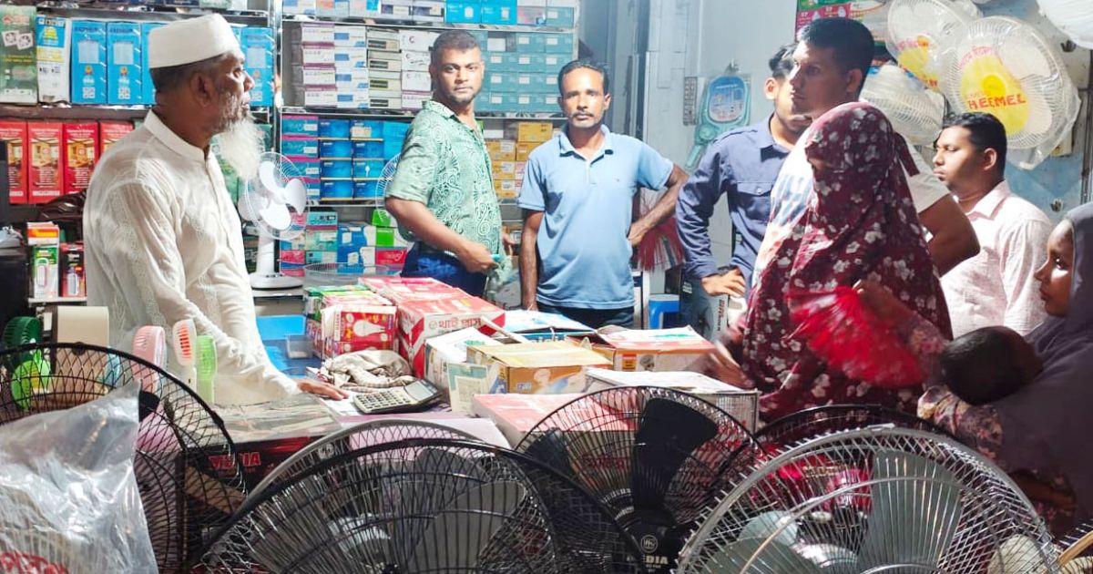 তীব্র গরম ও লোডশেডিংয়ে বরিশালে বিক্রি বেড়েছে চার্জার ফ্যানের