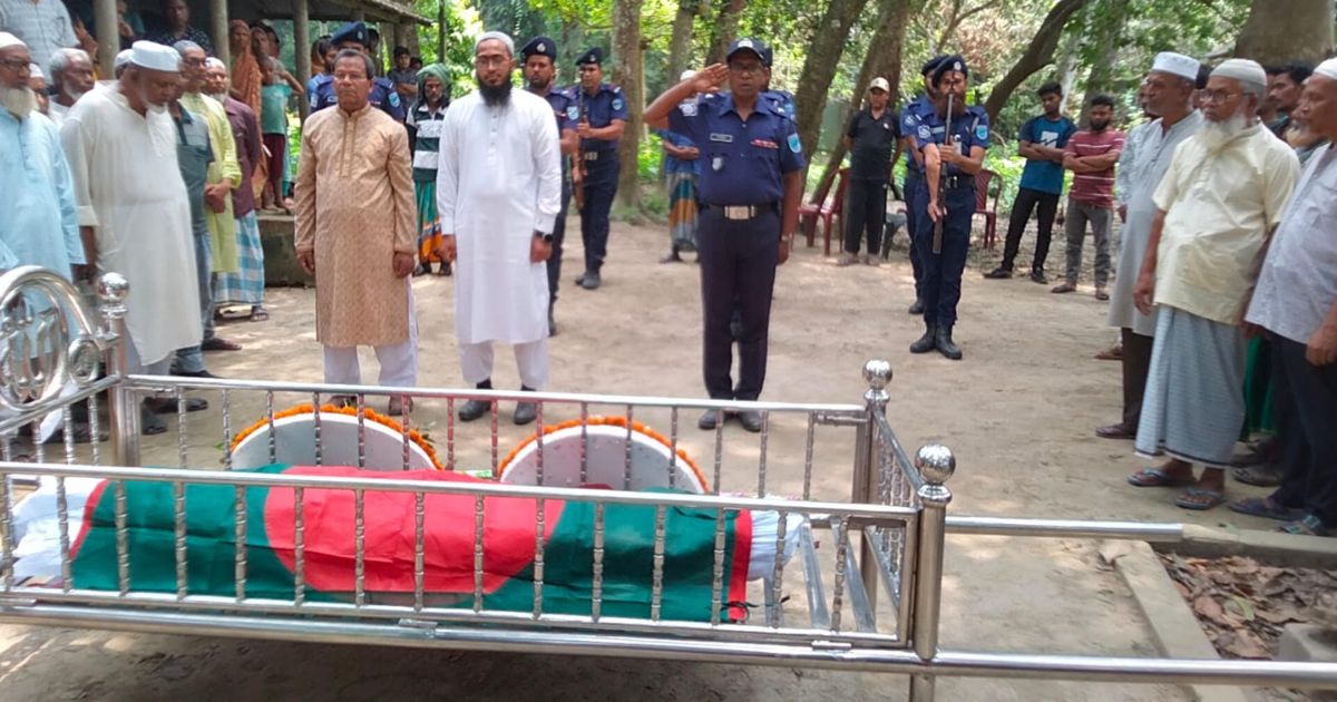 রাষ্ট্রীয় মর্যাদায় বীর মুক্তিযোদ্ধা মহিদুর রহমান সেলিমের দাফন সম্পন্ন
