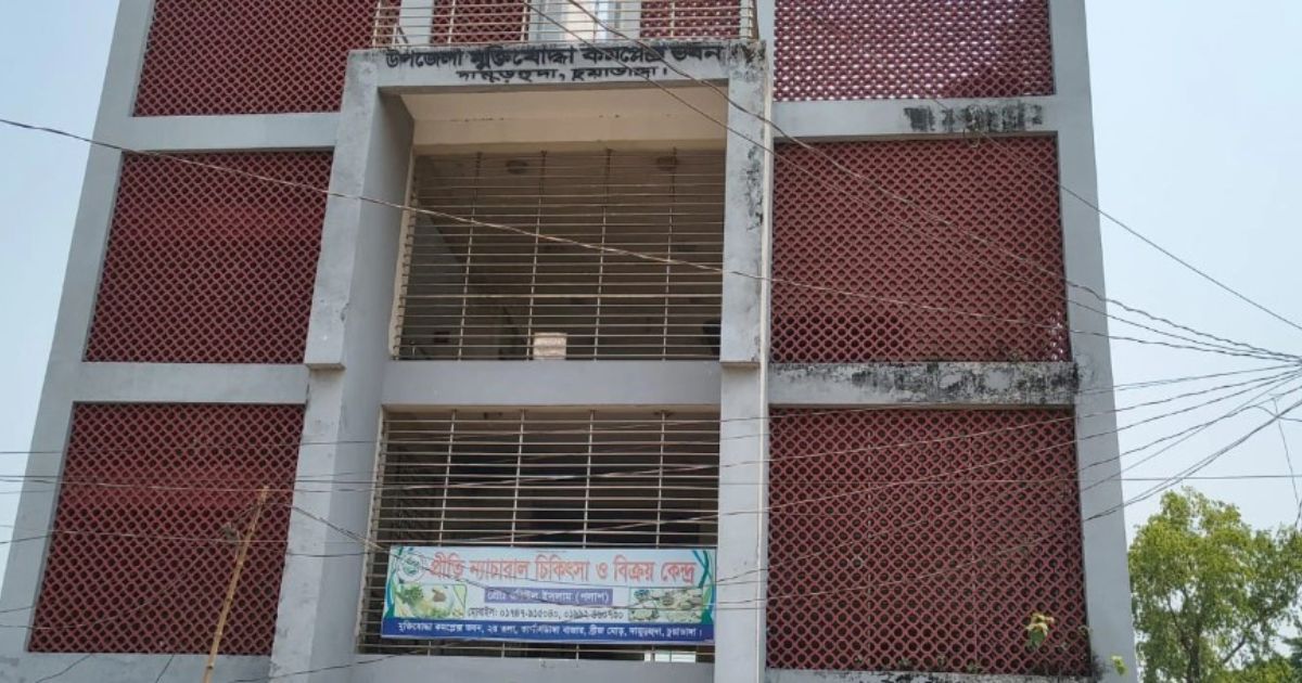 দামুড়হুদায় আড়াই কোটি টাকার মুক্তিযোদ্ধা কমপ্লেক্স এখন আবর্জনার স্তূপ