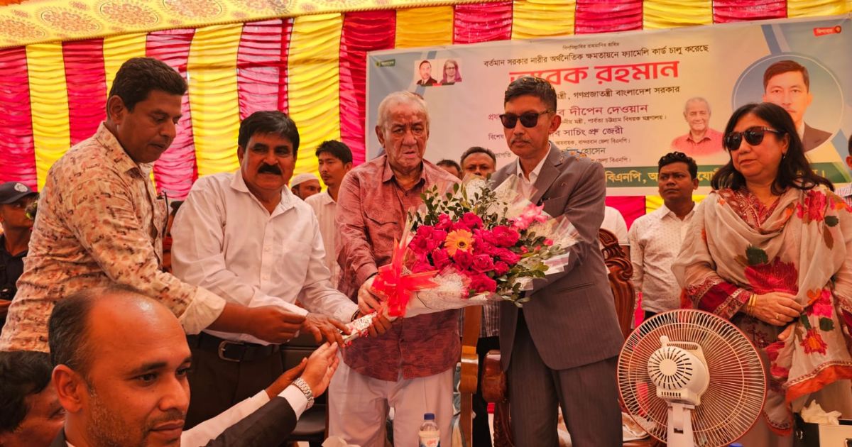 প্রধানমন্ত্রী হতদরিদ্র মানুষের সেবার জন্য ফ্যামিলি কার্ড বিতরণ করছেন