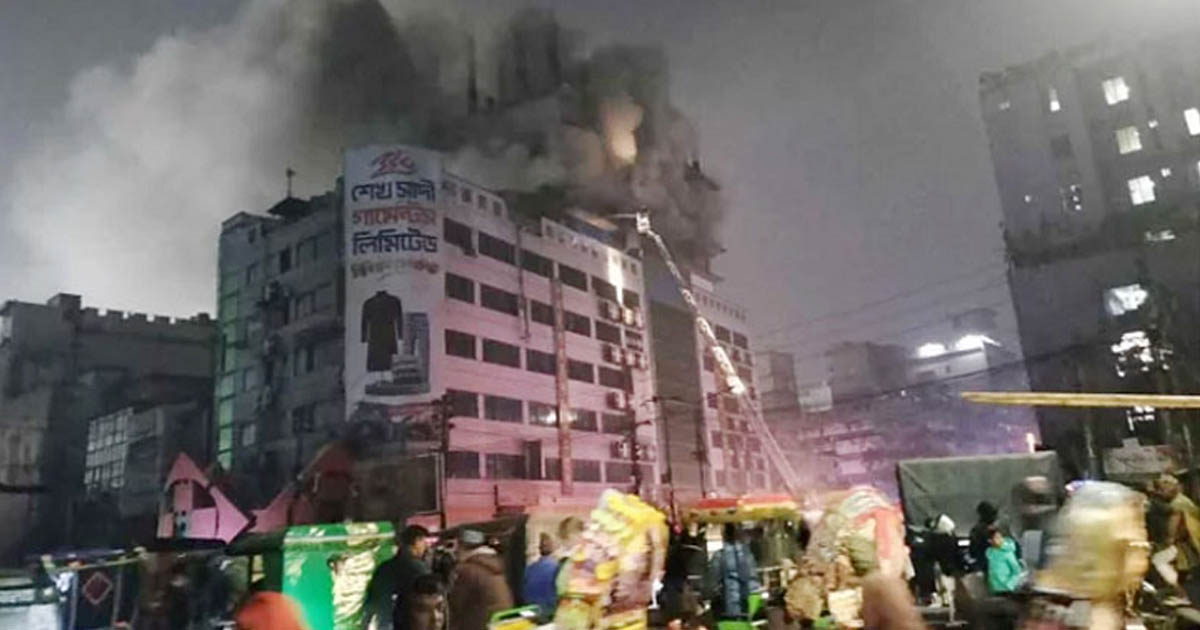 গুলিস্তানে শপিং কমপ্লেক্সের আগুন নিয়ন্ত্রণে