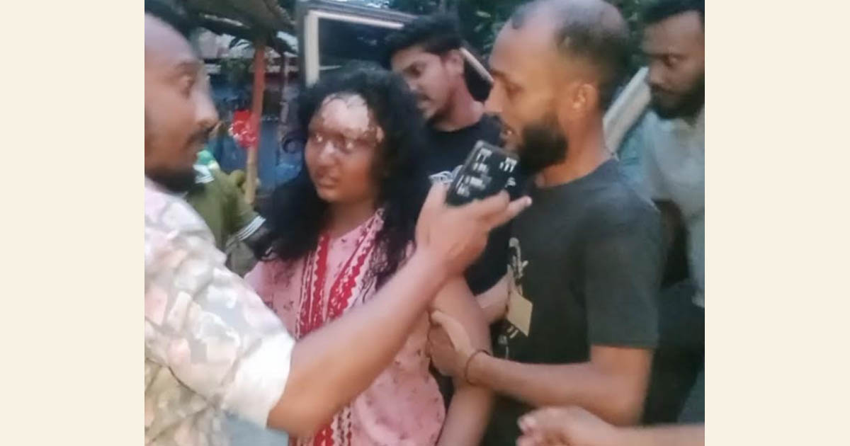 টিকটকার মেয়েকে বাঁচাতে বিদ্যুৎস্পৃষ্টে প্রাণ গেল মায়ের, আহত দুই নারী