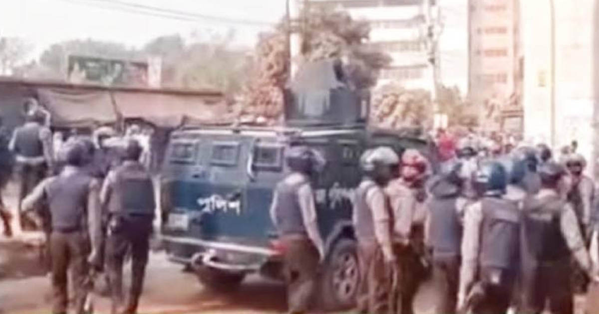 পোশাক শ্রমিকদের সাথে পুলিশের সংঘর্ষ, ৫ পুলিশ সদস্য আহত