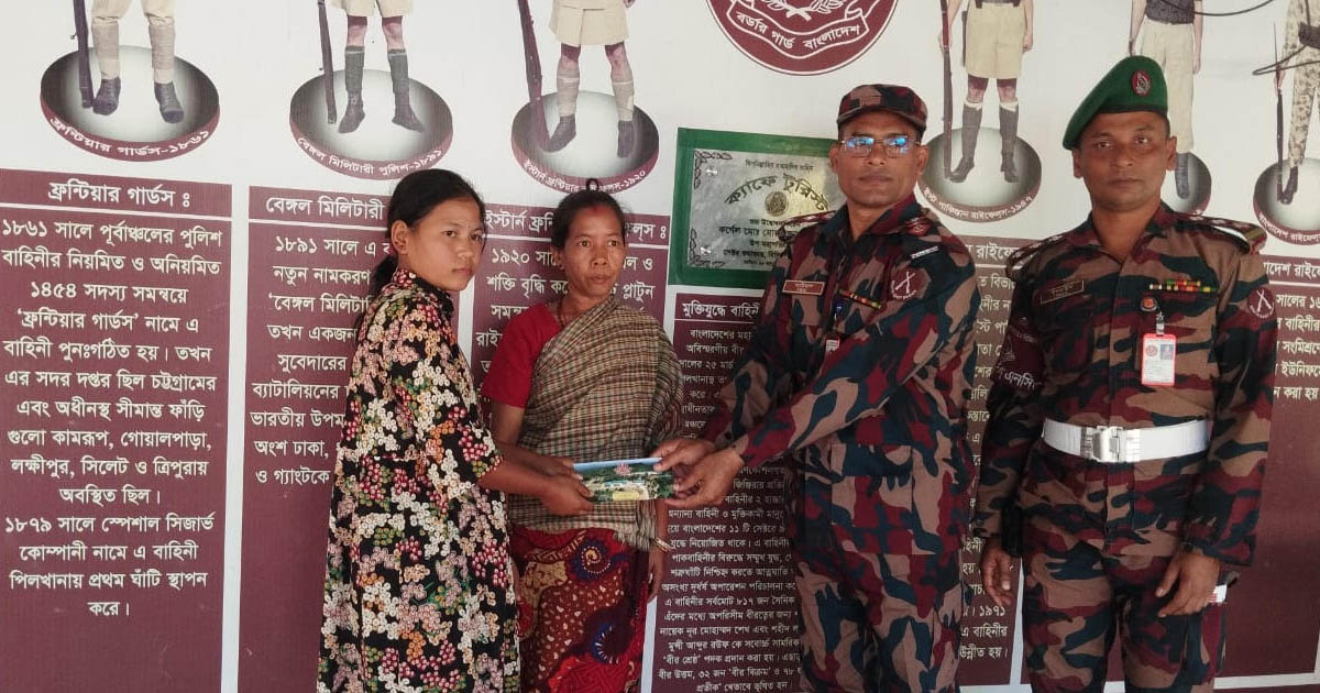 বাঘাইছড়ি সাজেকে হতদরিদ্র পরিবারের মাঝে ৫৪ বিজিবির আর্থিক সহায়তা