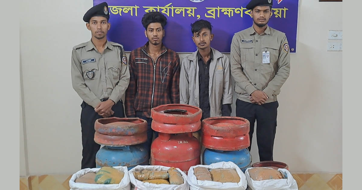 গ্যাস সিলিন্ডারের ভেতরে অভিনব কায়দায় গাঁজা পাচার, ২ যুবক আটক